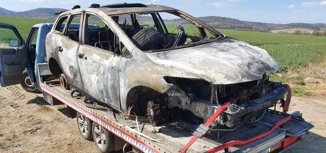 zdjęcie przedstawiające auto do złomowania na lawecie